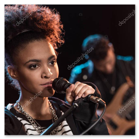 Sänger am Mikrofon, Hardrock-Atmosphäre