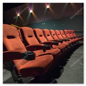 Weitwinkel des Saals voller Fans, blaue Lichter