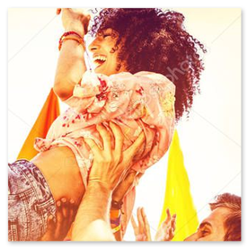 Publikum mit Händen in der Luft, dicht vor der Bühne