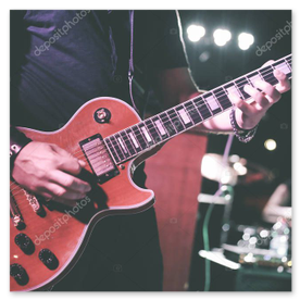 Gitarrist im Solo, rotes Licht, energiegeladene Pose