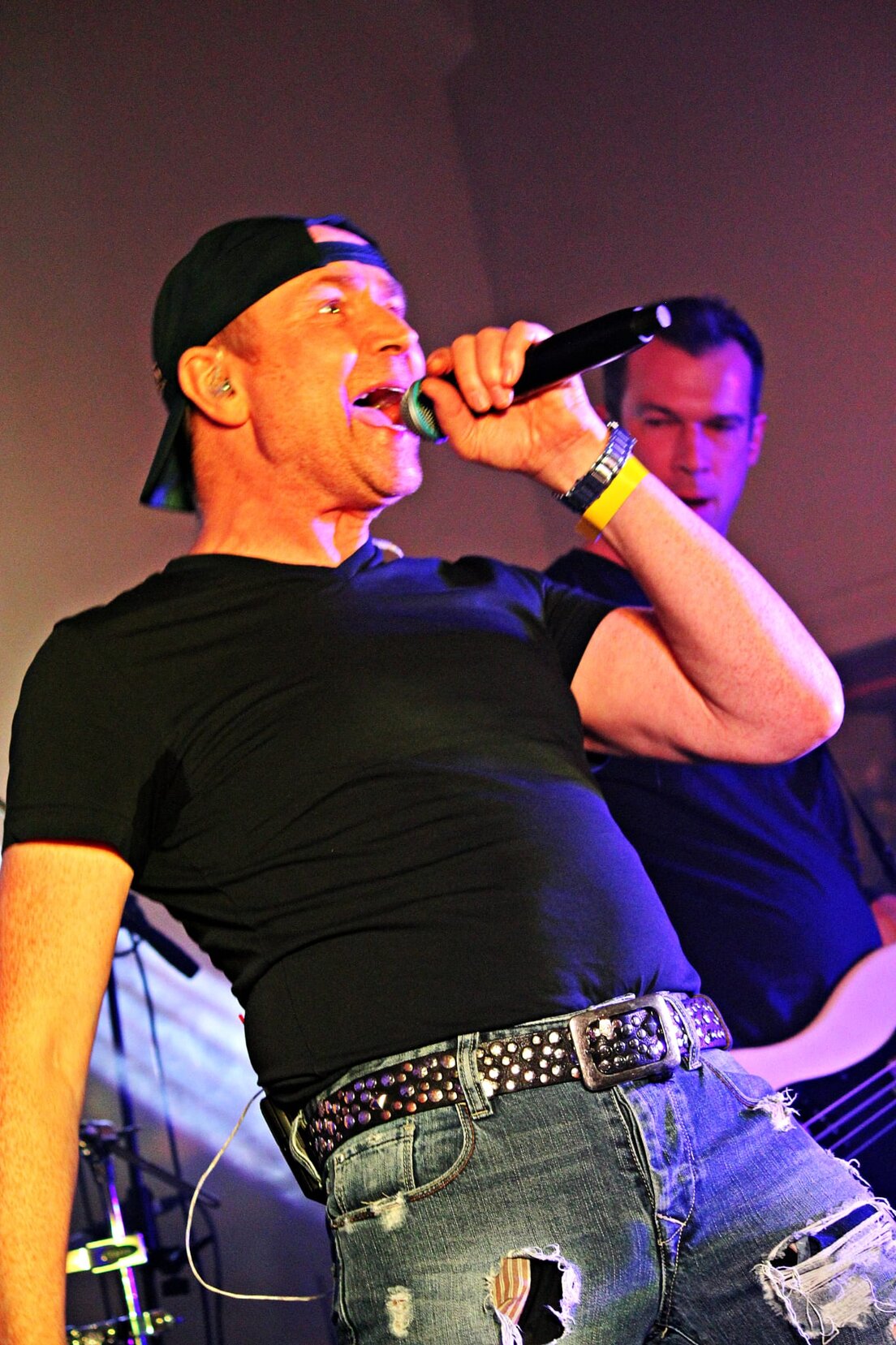 Rocksänger mit Mikro auf Bühne