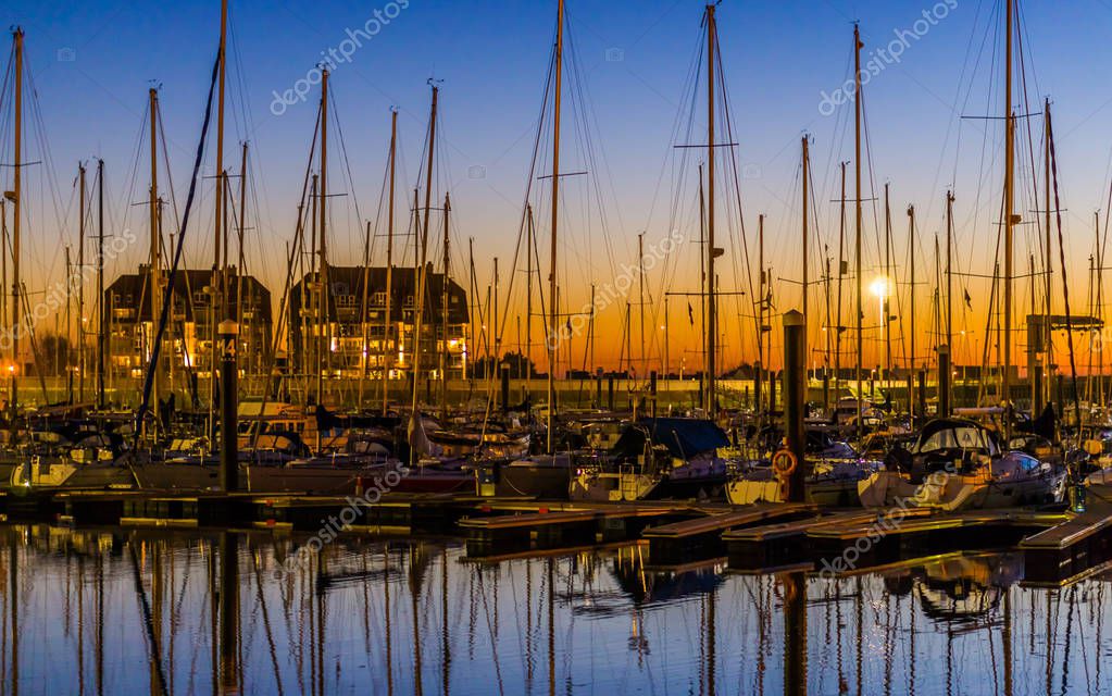 Abendstimmung am Hafen mit Bühne im Sonnenuntergang